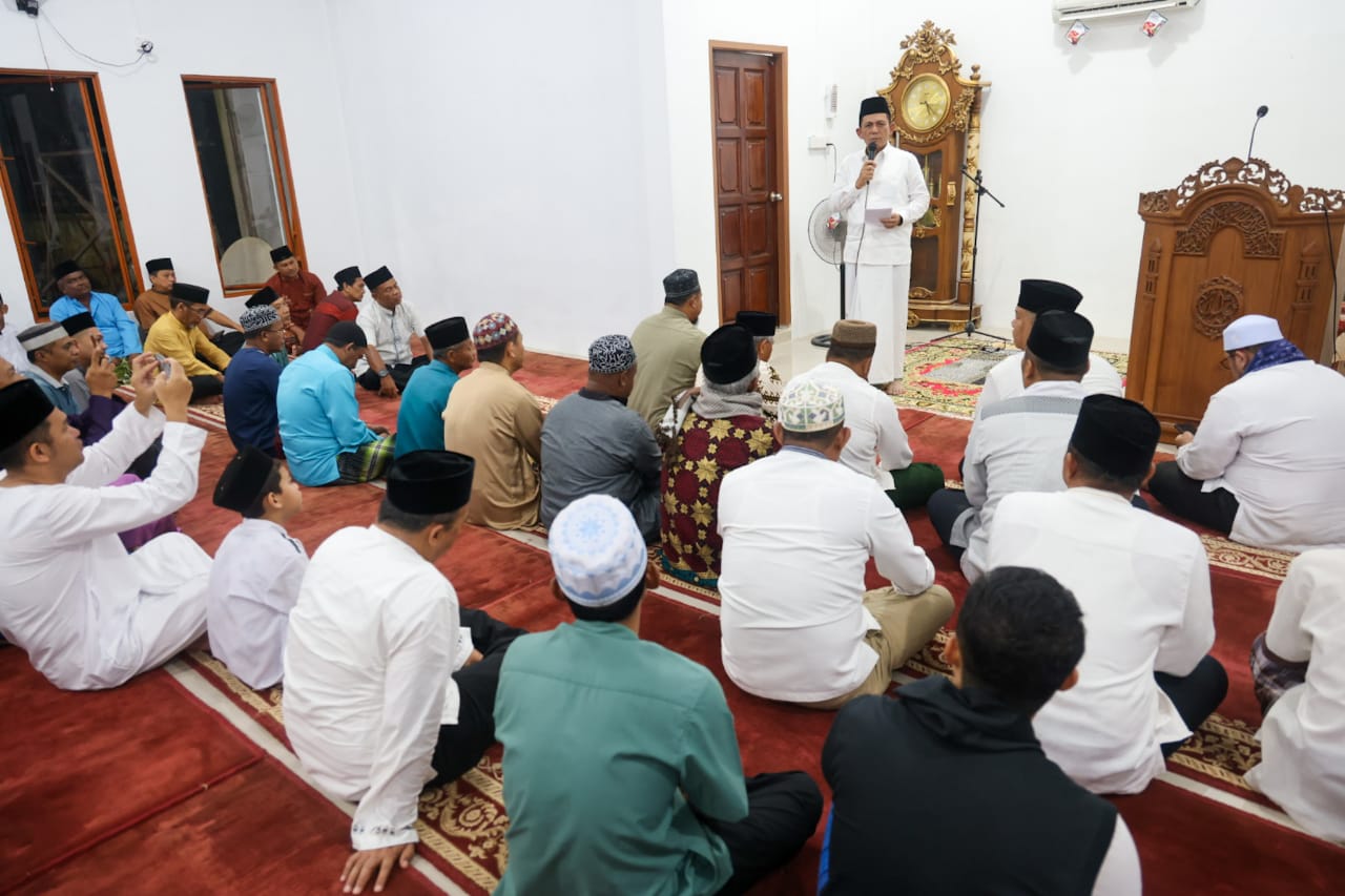 Gubernur Ansar saat Safari subuh ke Masjid Darut Taubah Tanjung Buntung Bengkong Kota Batam.Minggu (26/03/23)/f.dok.DK.