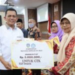 Penyerahan Bantuan Intensif oleh Gubernur Ansar di Gedung Serbaguna Nilam Sari Komplek Perkantoran Kantor Bupati Karimun, Minggu (16/04/23)/f.dok.DK.