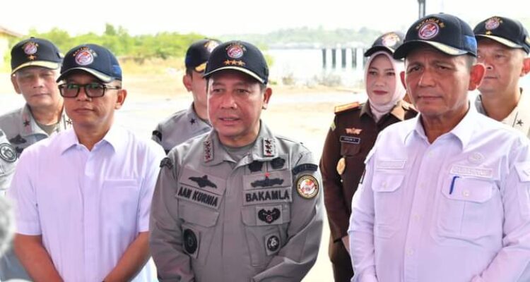 Gubernur Kepulauan Riau H. Ansar Ahmad saat mendampingi Kepala Bakamla RI Laksdya TNI Aan Kurnia.
