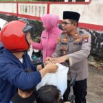 Kapolsek Bukit Bestari Polresta Tanjungpinang AKP Yuhendri Januar SH.M.Hum., saat berbagi Takjil ke Masyarakat, Senin (03/04/23)/f.dok.Hms.