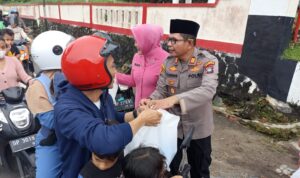 Kapolsek Bukit Bestari Polresta Tanjungpinang AKP Yuhendri Januar SH.M.Hum., saat berbagi Takjil ke Masyarakat, Senin (03/04/23)/f.dok.Hms.