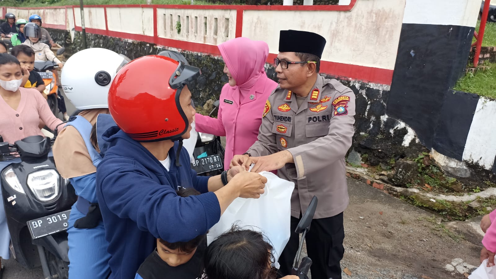 Kapolsek Bukit Bestari Polresta Tanjungpinang AKP Yuhendri Januar SH.M.Hum., saat berbagi Takjil ke Masyarakat, Senin (03/04/23)/f.dok.Hms.