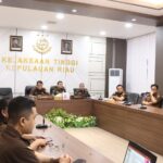 Pelaksanaan Video Conference Ekspose Pengajuan 3 Perkara Penghentian Penuntutan Keadilan Restoratif Justice Disetujui Jam-Pidum Kejagung RI, di Kantor Kejaksaan Tinggi Kepri, Selasa (04/04/23)/f.dok.Hms.