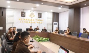 Pelaksanaan Video Conference Ekspose Pengajuan 3 Perkara Penghentian Penuntutan Keadilan Restoratif Justice Disetujui Jam-Pidum Kejagung RI, di Kantor Kejaksaan Tinggi Kepri, Selasa (04/04/23)/f.dok.Hms.