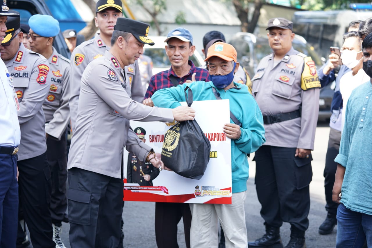 Penyaluran Bantuan Kapolri ke Masyarakat di Wilayah Jakarta Utara Rabu (05/04/23)/f.dok.Hms.