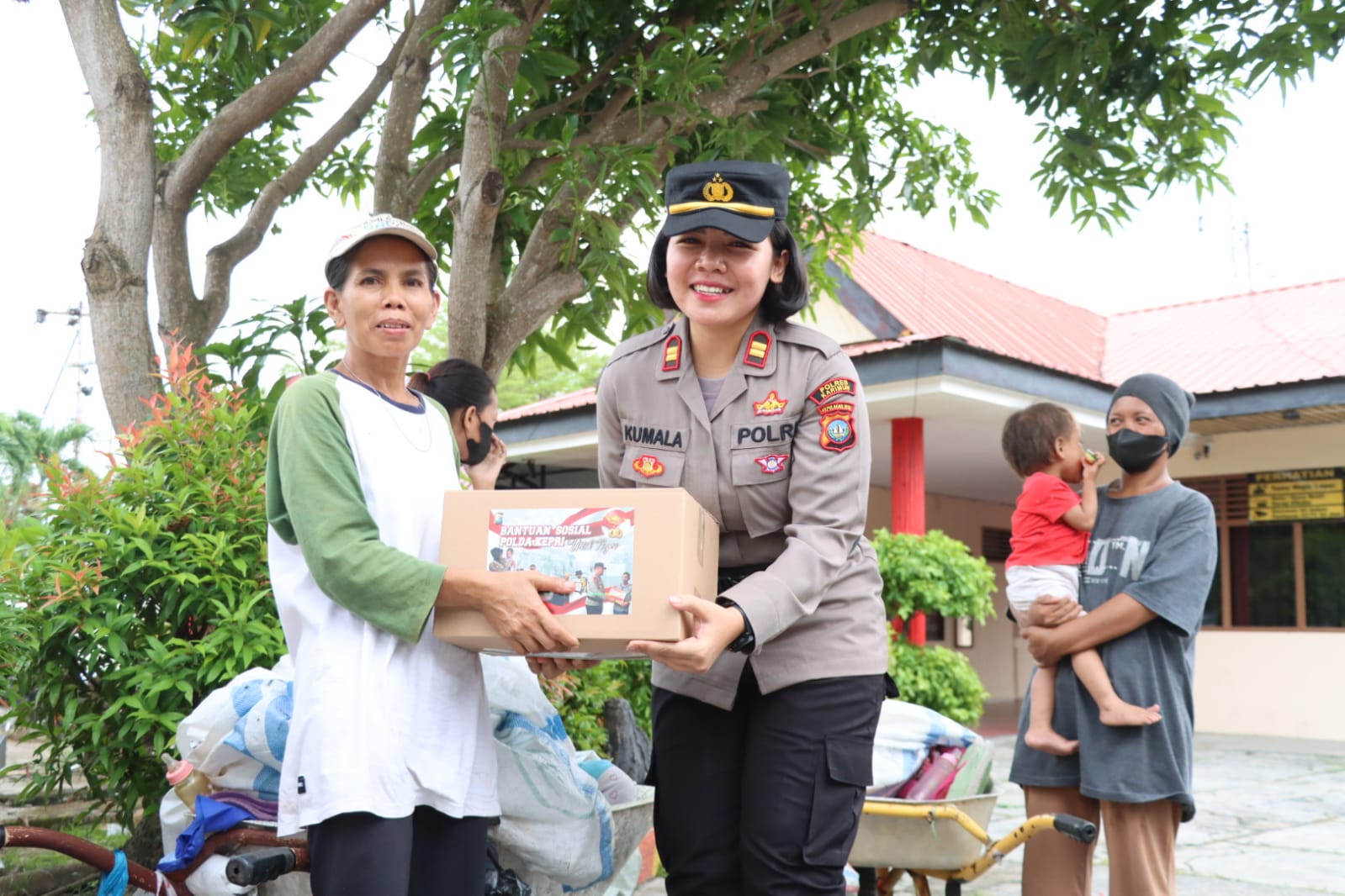 Polwan Polres Karimun Polda Kepri bagikan 40 paket sembako dan nasi kotak kepada masyarakat, Rabu (05/04/2023)/f.dok.Hms.