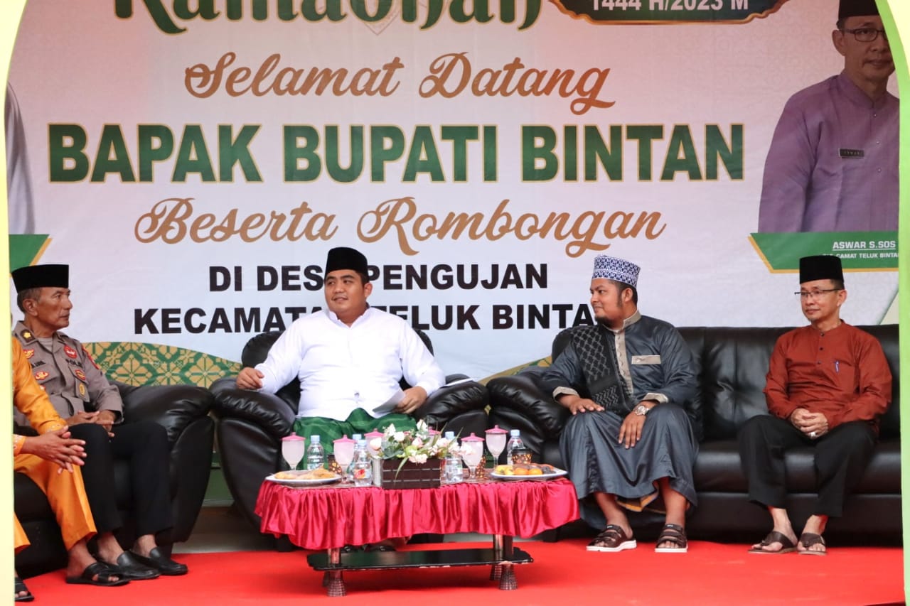 Bupati Bintan Roby Kurniawan menyapa masyarakat Pengujan dalam sat Safari Ramadhan 1444 H, Rabu (05/04/23)/f.dok.Hms.