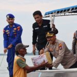 Polresta Tanjungpinang Bersama Satpolairud Polresta Tanjungpinang saat Salurkan Bansos Polda Kepri Untuk Negeri Kamis (06/04/23)/f.dok.Hms.