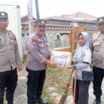 Polres Tanjungpinang saat salurkan Bansos ke Masyarakat, Sabtu (08/04/23)/f.dok.Hms.