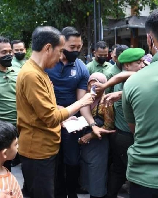 Presiden RI Joko Widodo didampingi cucunya Jan Ethes Srinarendra saat Kunjungan dan beri bantuan ke Masyarakat Jawa Tengah, Sabtu (08/04/23)/f.dok.Sekpres.