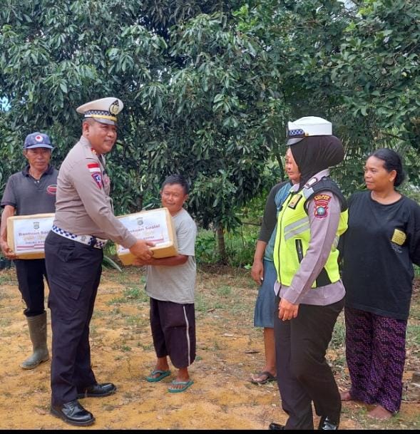 Polres Bintan Terus Salurkan Bansos Polda Kepri ke Masyarakat Rabu (12/04/23)/f.dok.Hms.