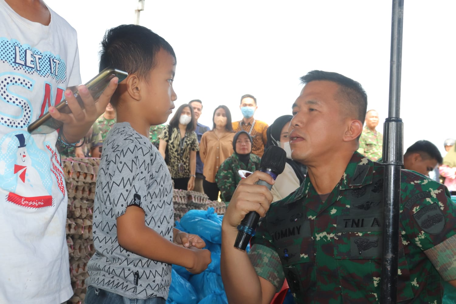 Dandim 0315 Kolonel Inf Tommy Anderson, M. PICT, saat Berikan Kuis Seputar Pancasila Kepada Anak - anak saat Gelar pasar Murah di Bintan Jum'at (14/04/23)/f.dok.Pendim.