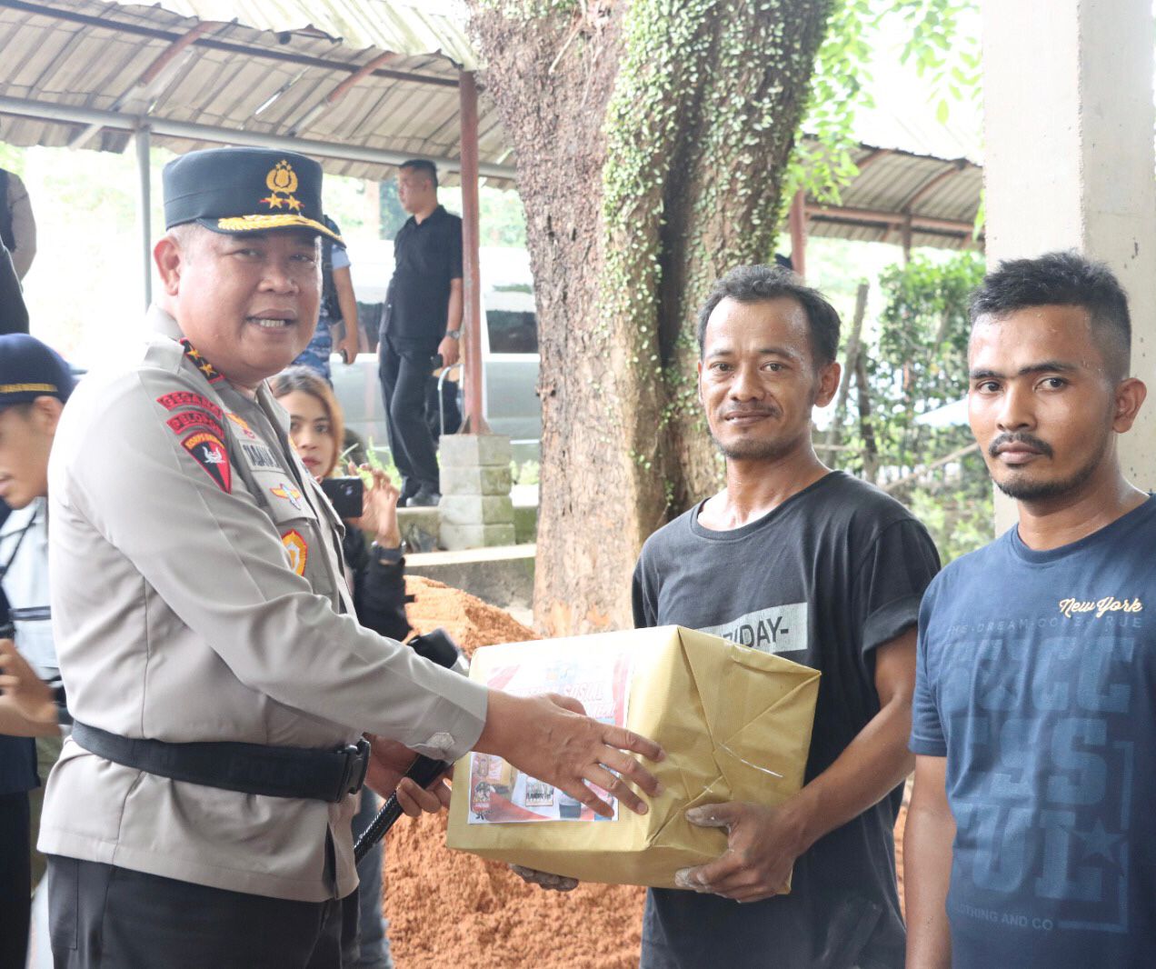 Kapolda Kepri Bertali Asih ke masyarakat Kota Batam, Selasa (18/04/23)/f.dok.HPK.