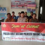 Polsek Bukit Bestari Polresta Tanjungpinang Gelar Jum'at Curhat di Kampung Tanjung Dompak, Jum'at (28/04/23)/f.dok.Hms.
