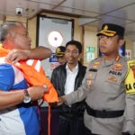 Kombes Pol H. Ompusunggu, S.I.K., M.Si, saat Pimpin pengecekan kelayakan kapal dan alat keselamatan penumpang, Sabtu (29/04/23)/f.dok.Hms.