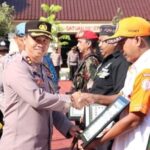 Kapolres Jepara AKBP Warsono, S.H., S.I.K., M.H, saat memberi Penghargaan ke Ormas, Senin (01/05/23)/f.dok.Nik.