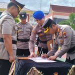 Kapolresta Tanjungpinang Kombes Pol.H.Ompusunggu S.I.K.MSi., saat menandatangani Serah Terima Jabatan di Mapolresta Tanjungpinang, Senin (08/05/23)/f.dok.Rat.