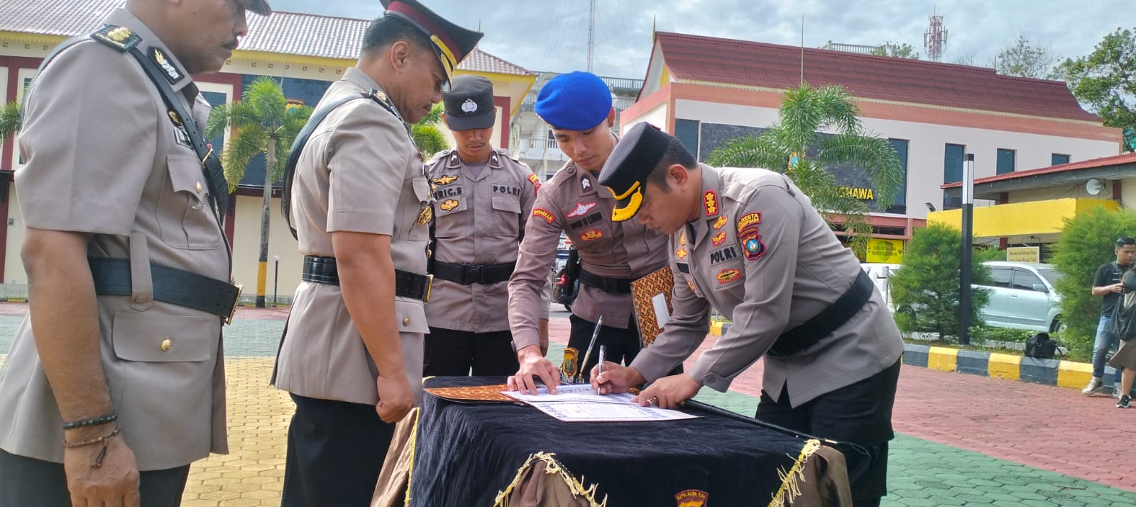 Kapolresta Tanjungpinang Kombes Pol.H.Ompusunggu S.I.K.MSi., saat menandatangani Serah Terima Jabatan di Mapolresta Tanjungpinang, Senin (08/05/23)/f.dok.Rat.