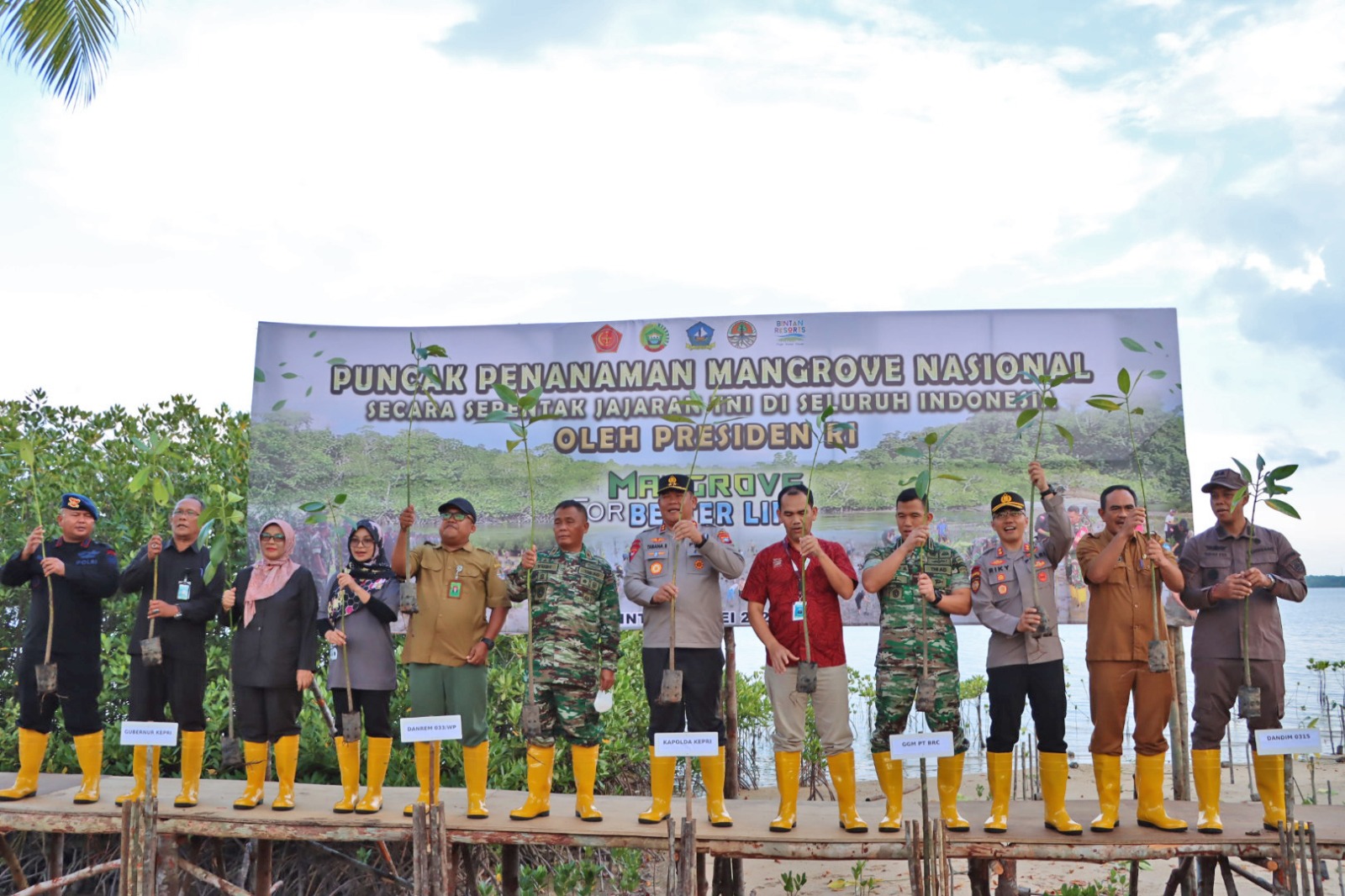 Kapolres Bintan AKBP Riky Iswoyo, S.I.K., M.M., Bersama Kapolda Kepri Hadiri Penanaman 5000 Pohon Mangrove di Kabupaten Binta, Selasa (16/05/23)/f.dok.Hms.