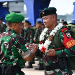 Ndanrem 033/WP Brigjend TNI Yudi Yulistyanto Pimpin Upacara Penyambutan Kedatangan Satgas Yonif Rider Khusus 136/Tuah Sakti dari Papua di Pelabuhan Batu Ampar Batam, Rabu (24/05/23)/f.dok.Pnrm.