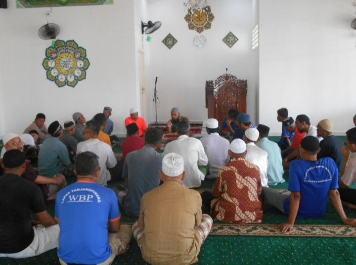 Warga Binaan Pemasyarakatan Lapas Kelas IIA Tanjungpinang saat mengikuti pengajian di Masjid At-Taubah, Rabu (03/05/23)/f.dok.Red.