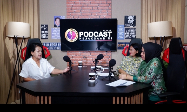 Ny. Sruning Burhanuddin, saat menjadi narasumber podcast Kejaksaan Agung, Jum'at (05/05/23)/f.dok.Penkum