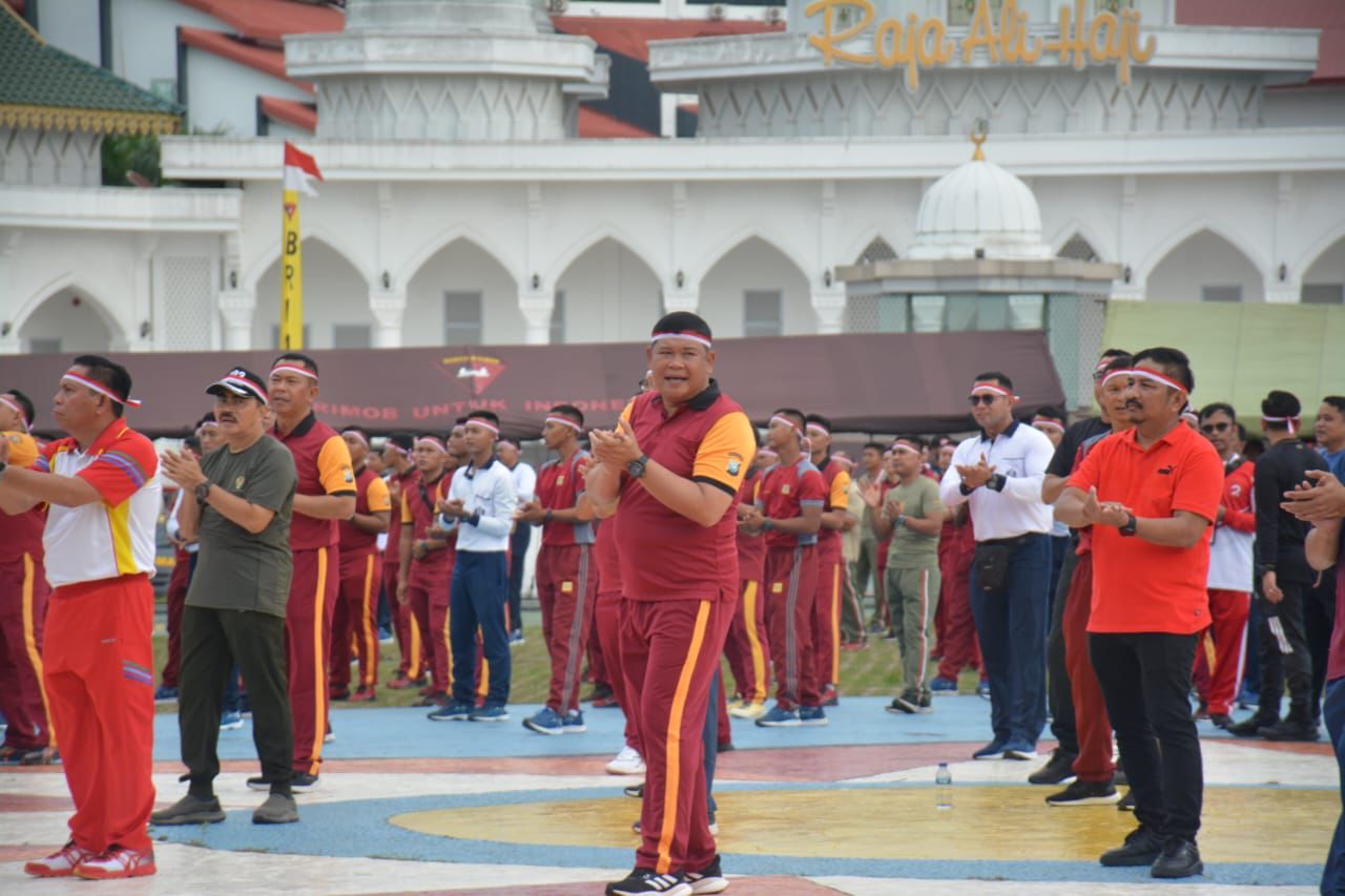 Kapolda Kepri saat pimpin olahraga bersama TNI-POLRI dan Forkopimda kota Batam, Selasa (08/05/23)/f.dok.Hms.