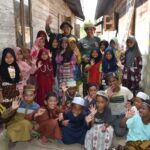Anggota Satgas TMMD Kodim1002 HST bersama kegembiraan anak- anak Desa Hapulang