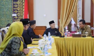 Gubernur Ansar saat diskusi bersama Jajaran Pengurus Lembaga Adat Melayu Provinsi Kepri di Gedung Daerah Provinsi Kepulauan Riau, Tanjungpinang.