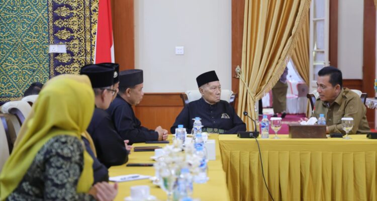 Gubernur Ansar saat diskusi bersama Jajaran Pengurus Lembaga Adat Melayu Provinsi Kepri di Gedung Daerah Provinsi Kepulauan Riau, Tanjungpinang.