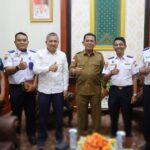 aturahmi Kepala Kantor Kesyahbandaran dan Otoritas Pelabuhan (KSOP) Tanjungpinang Ridwan Chaniago bersama Gubernur Kepulauan Riau Ansar Ahmad.