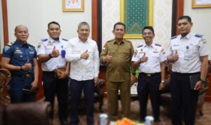 aturahmi Kepala Kantor Kesyahbandaran dan Otoritas Pelabuhan (KSOP) Tanjungpinang Ridwan Chaniago bersama Gubernur Kepulauan Riau Ansar Ahmad.