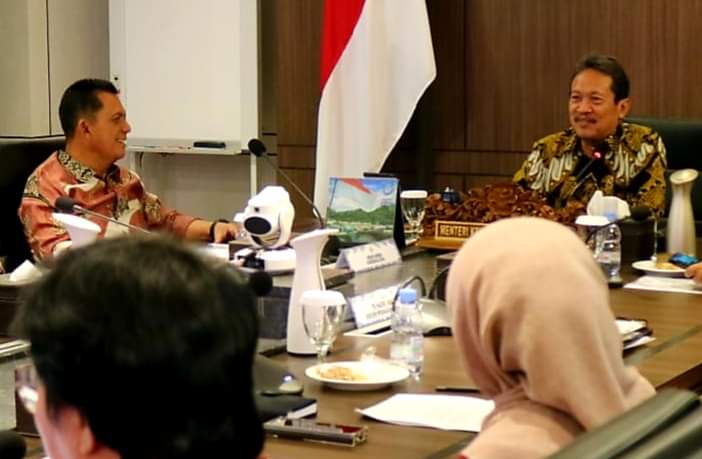 Gubernur Ansar beraudiensi bersama Menteri Kelautan dan Perikanan (KKP) Sakti Wahyu Trenggono di Ruang Rapat gedung Wahana Bahari KKP Jakarta.