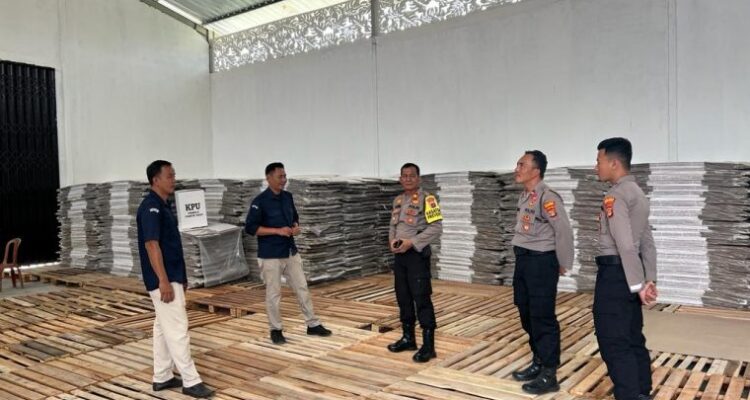 Anggota Polres Pringsewu Terjunkan Personel Amankan Gudang KPU