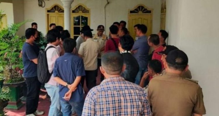 Dok. F / Rumah pribadi Bupati Lampung Utara Budi Utomo dikepung puluhan kontraktor