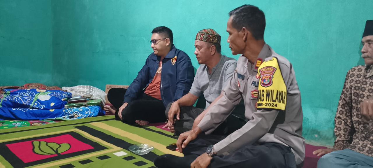 Dok. F/ Kapolres Lampung Selatan bersama Kapolsek Kalianda, mendatangi rumah korban meninggal akibat tauran perang sarung.