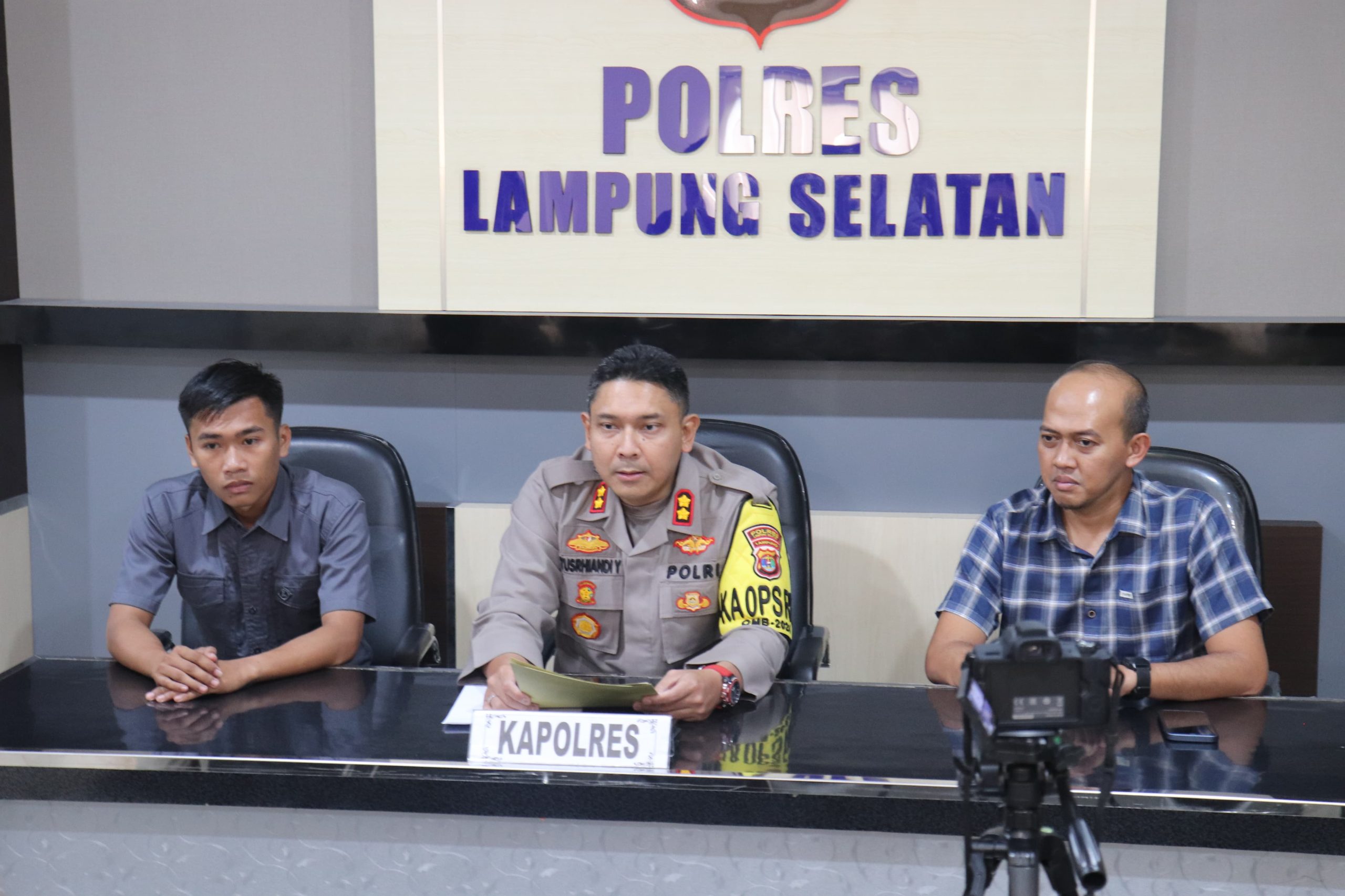 Dok. F/ Kapolres Lampung Selatan di dampingi kasat reskrim dan staf memberikan penjelasan tentang perang sarung yang menelan korban, sumber