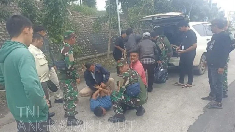 Dok. F/ (Lanal Lampung) Prajurit TNI AL saat menangkap pelaku penyelundupan sabu 70 kg di Bakauheni, Lampung Selatan.
