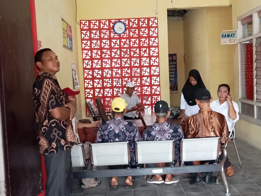 Dok.F/ BPD Se-Kecamatan Palas mendatangi kantor camat Palas Kab. Lampung Selatan.