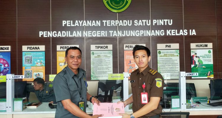Kejaksaan Negeri Tanjungpinang saat menyerahkan Perkara dan Barang Bukti ke Pengadilan Negeri Tanjungpinang,Selasa (07/05/24)/f.dok.Kejari Tanjungpinang.