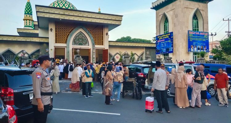 Personil Polresta Pengamanan Keberangkatan Jemaah Haji Kota Tanjungpinang, Sabtu (11/05/24) /f.dok.Hms.