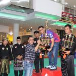 Kapolda Kepri Irjen. Pol. Drs. Yan Fitri Halimansyah, M.H.,saat menyerahkan Piala Kejuaraan Pencak silat di TCC Tanjungpinang, Minggu (12/05/24) malam/f.dok.Rat.