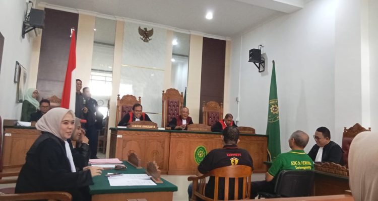 Situasi Persidangan Dua Terdakwa Pengerusakan Patok Milik Djodi di Pengasilan Negeri Tanjungpinang/f.dok.Red.