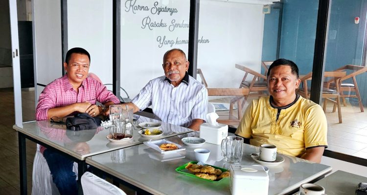 Ady Indra Pawennari menemui Ketua dan Sekretaris KKSS Kota Tanjungpinang, Ridwan Hamta dan Arifin Ahmad di kediamannya/f.dok.Red.