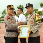 Kapolres Bintan AKBP Riky Iswoyo saat memberikan piagam penghargaan kepada Personil Berprestasi di HKN 2024/f.dok.Rat.