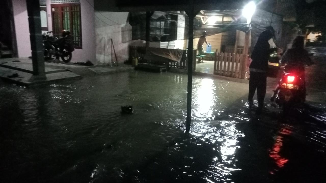 Situasi Rumah Warga terendam banjir akibat curah hujan kuat di Kecamatan Singkep, Senin (20/05/24) malam. /f.dok.AG.