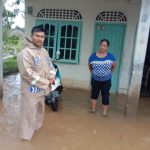 Bhabinkamtibmas Kelurahan Sungai Lumpur ajak warga Gotongroyong (Goro) Antisipasi terjadinya Banjir, Senin (20/05/24) /f.dok.AG.
