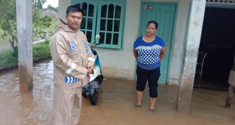 Bhabinkamtibmas Kelurahan Sungai Lumpur ajak warga Gotongroyong (Goro) Antisipasi terjadinya Banjir, Senin (20/05/24) /f.dok.AG.