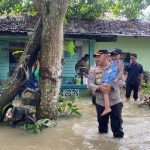 Personil Polres Lingga saat bantu warga yang terkena Musibah banjir, Senin (20/05/24) /f.dok.Hms.