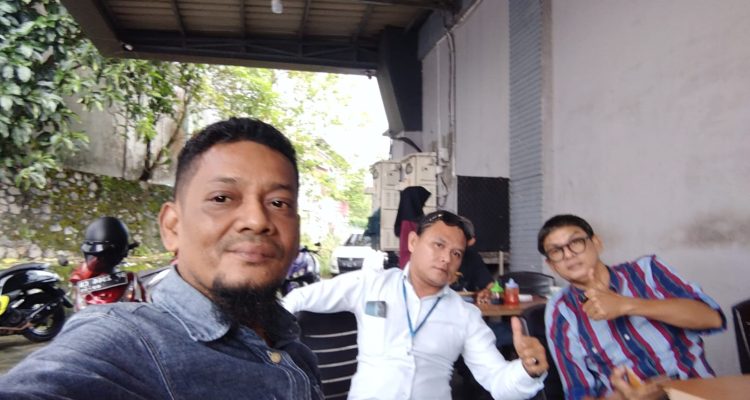 Ketum Asril Masbah didampingi Jubir Permak Jaya saat Silahturahmi dengan Stafsus Gupri, Selasa (21/05/24)/f.dok.Red.